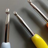 Set of 8 Crochet Hooks with Ergonomic Handles in Sizes B-J (2.5-6 mm)