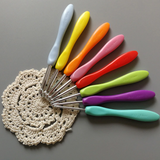 Set of 8 Crochet Hooks with Ergonomic Handles in Sizes B-J (2.5-6 mm)