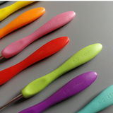 Set of 8 Crochet Hooks with Ergonomic Handles in Sizes B-J (2.5-6 mm)