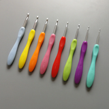 Set of 8 Crochet Hooks with Ergonomic Handles in Sizes B-J (2.5-6 mm)