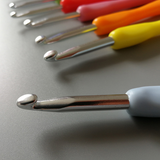 Set of 8 Crochet Hooks with Ergonomic Handles in Sizes B-J (2.5-6 mm)