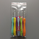 Set of 8 Crochet Hooks with Ergonomic Handles in Sizes B-J (2.5-6 mm)
